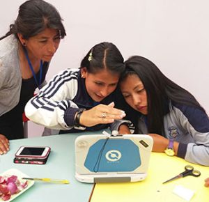 Como a Produção Local, a Transferência de Conhecimento e 150.000 Dispositivos para Alunos Transformaram um Projeto Nacional de Educação